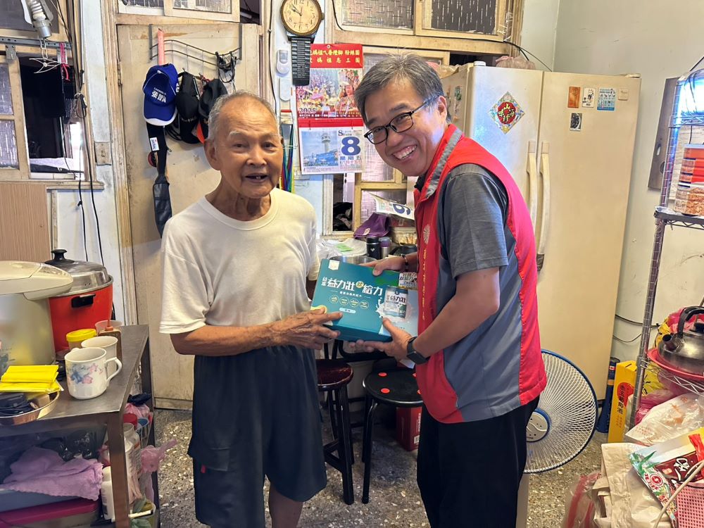 關懷中和榮民眷長輩 新北榮父親節致贈營養品 4 《圖說》李毓錫副處長(右)訪視榮民楊伯伯。〈新北榮服處提供〉