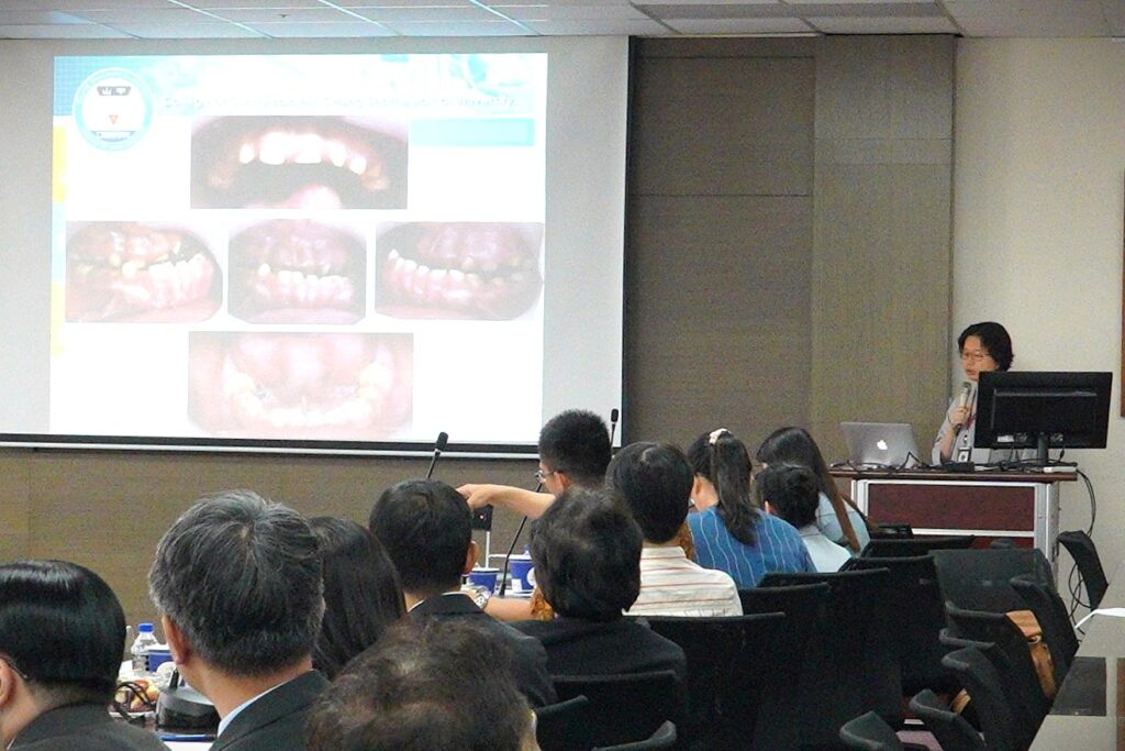 跨海醫療牽線 中山醫大與印尼大學簽署MOU 3 03 中山醫大口腔醫學院教授彭芷瑜針對印尼少女跨國求診個案狀況進行簡介。
