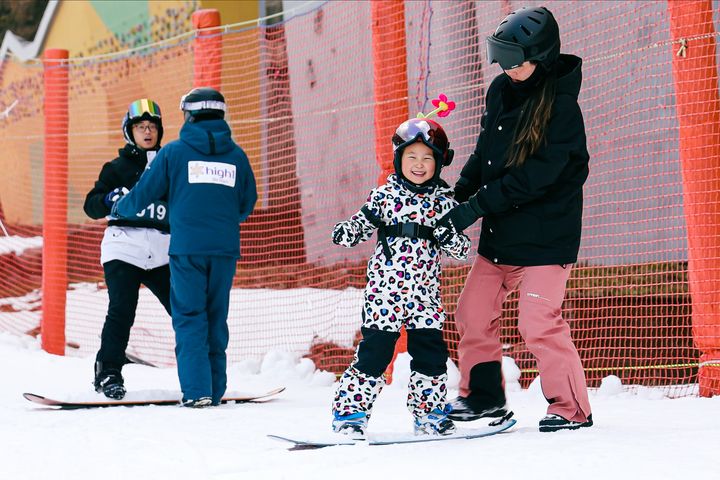 2025韓國江原道冬季滑雪祭熱血開跑,High1渡假村與龍平渡假村推出多梯次「4天3夜滑雪體驗營」。 圖:⾦遠東旅⾏社/提供