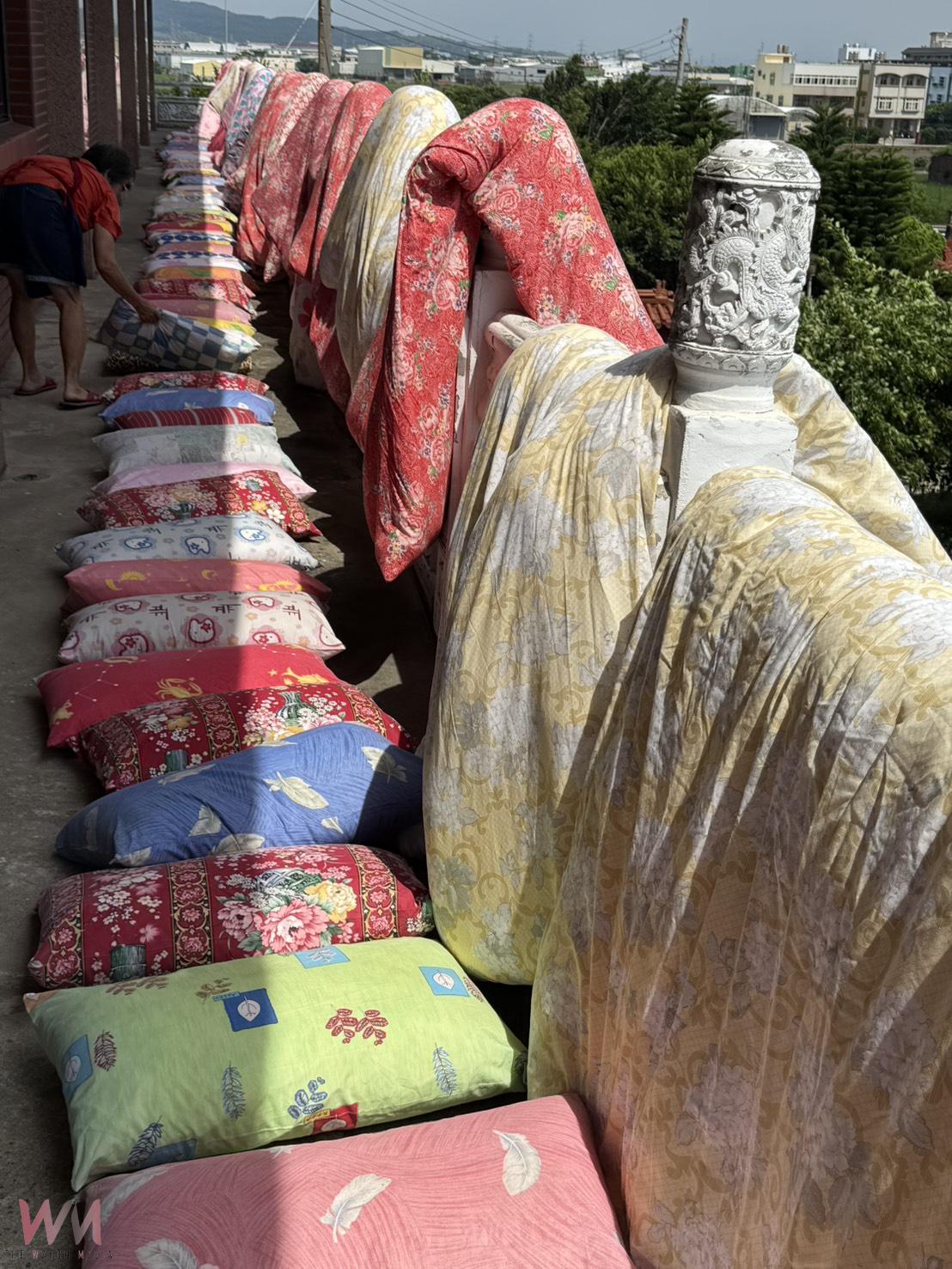 (有影片)/像萬國旗一樣晾滿牆!福安宮曬被奇景太浮誇 - https://www.watchmedia01.com