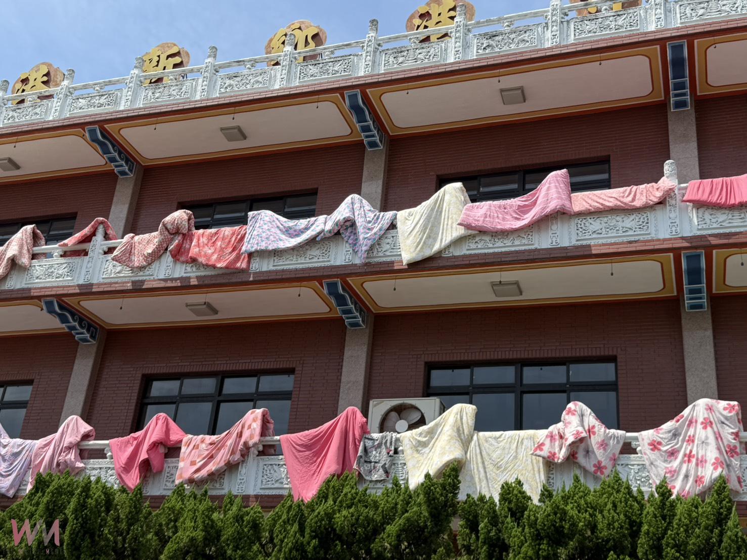 (有影片)/像萬國旗一樣晾滿牆!福安宮曬被奇景太浮誇 - https://www.watchmedia01.com