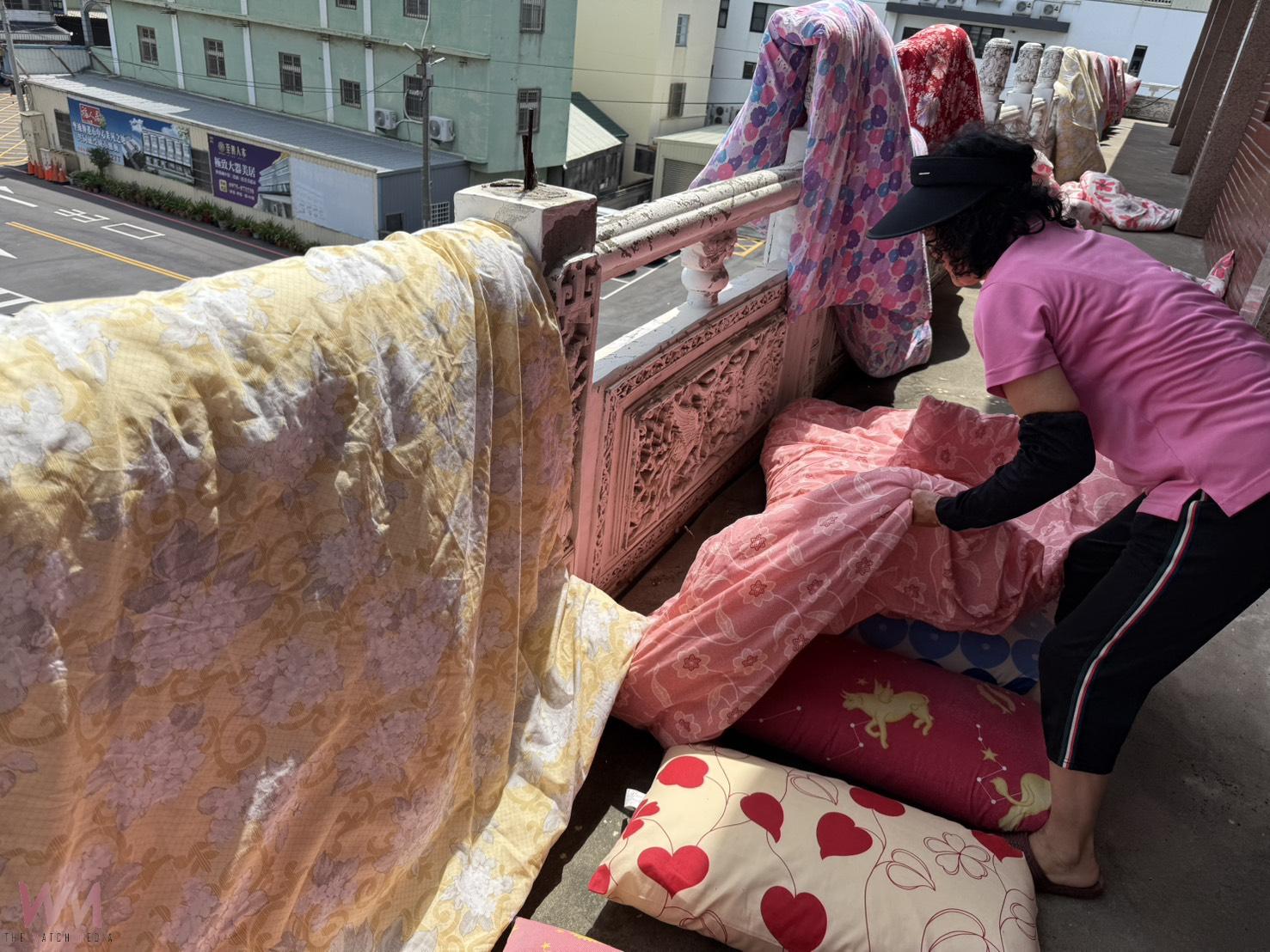 (有影片)/像萬國旗一樣晾滿牆!福安宮曬被奇景太浮誇 - https://www.watchmedia01.com