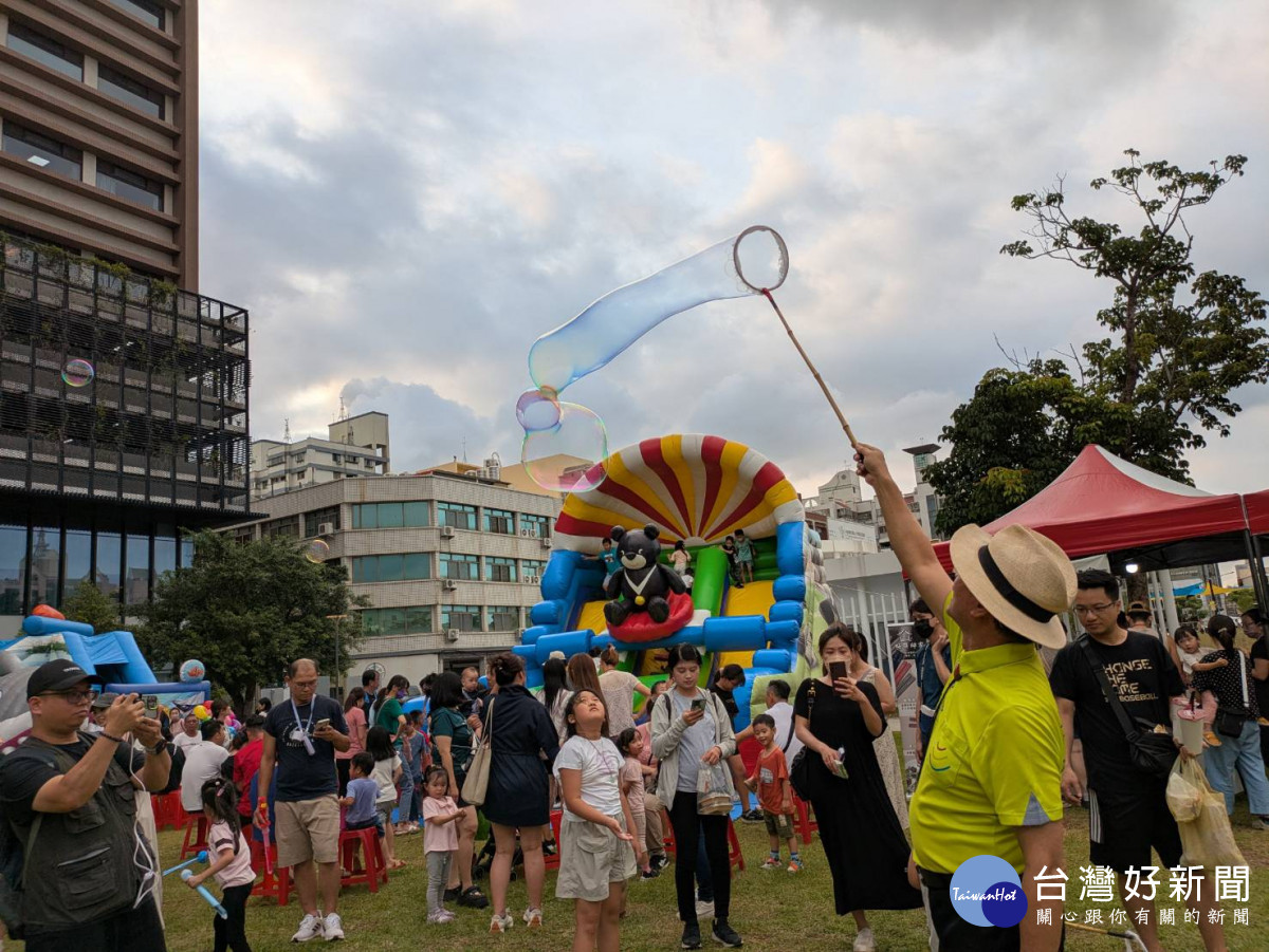 彰化童樂會遊樂趣，首場延平公園驚艷登場，市長林世賢與民眾同樂。圖／記者鄧富珍攝