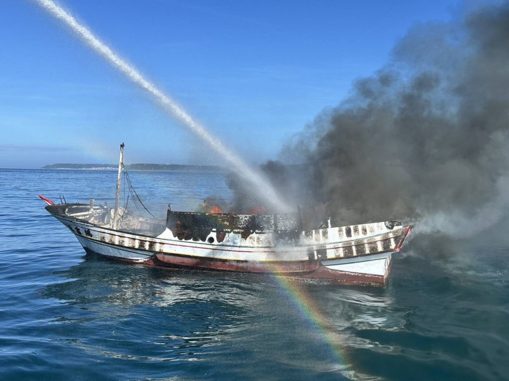 澎湖海域火燒船! 海巡艇立即馳援滅火