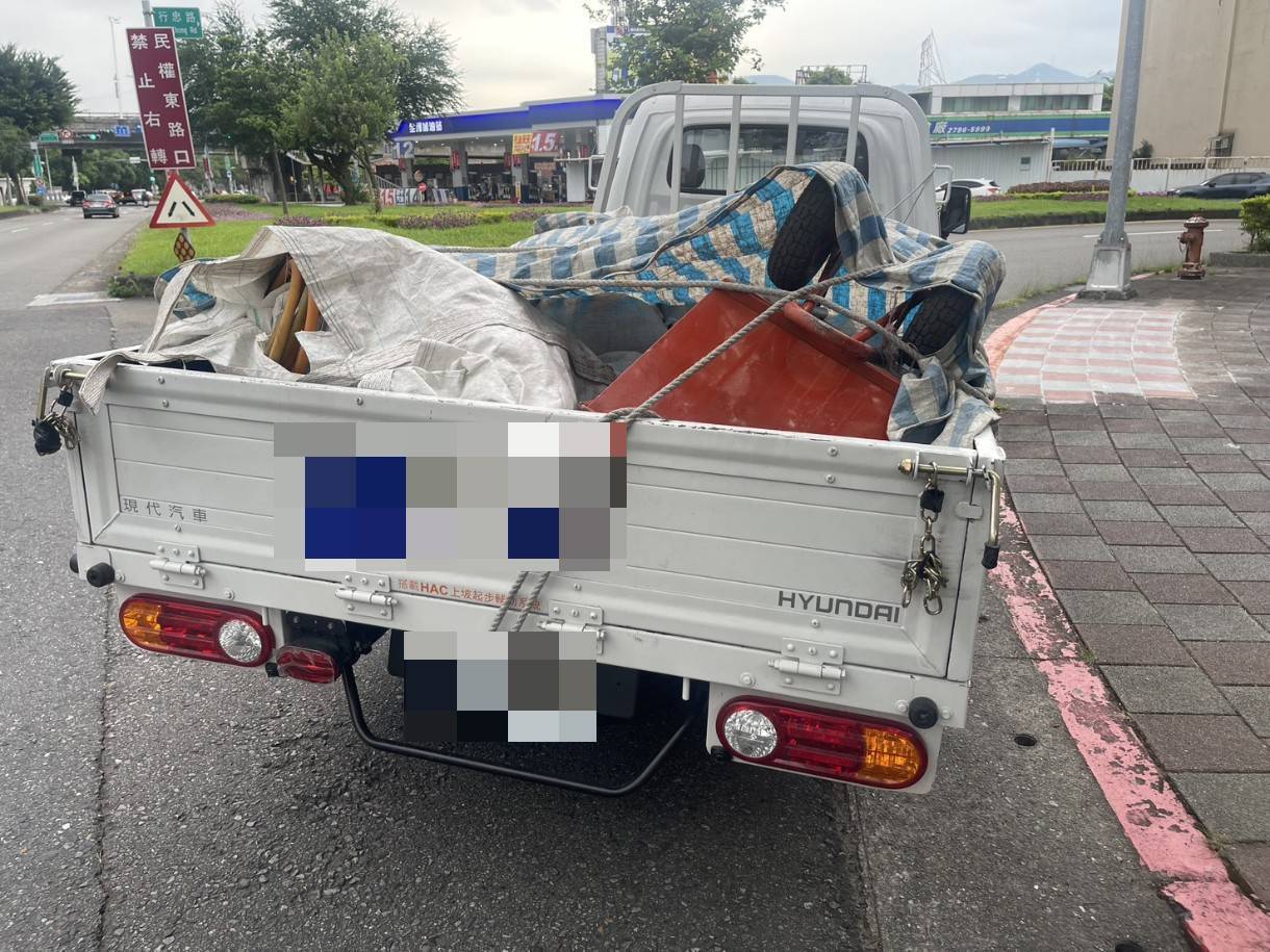 ▲機車不明原因和小貨車碰撞。(翻攝畫面)