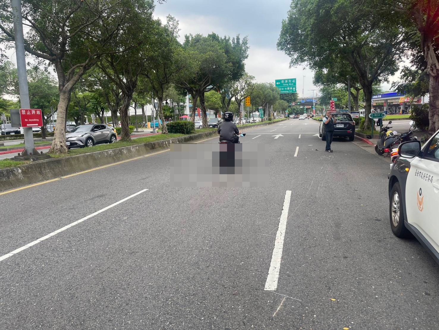 ▲車禍發生在內湖好市多附近。(翻攝畫面)