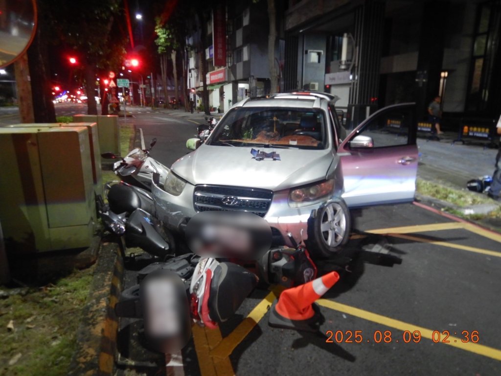 扯!-休旅車逆向「保齡球式」撞13機車-車內起出毒品