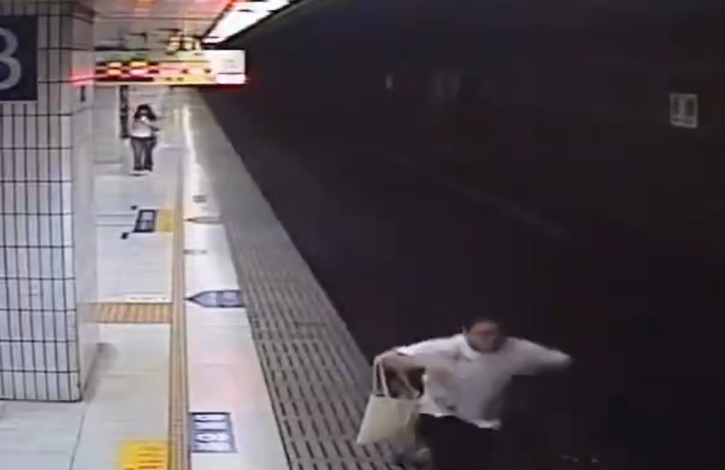 看手機不看路!- 板橋車站第二月台旅客跌落軌道