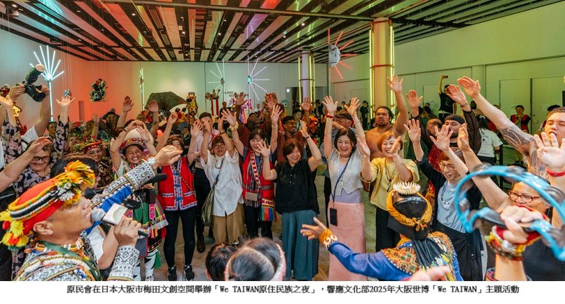 可能是 4 個人、大家在跳舞和人群的圖像