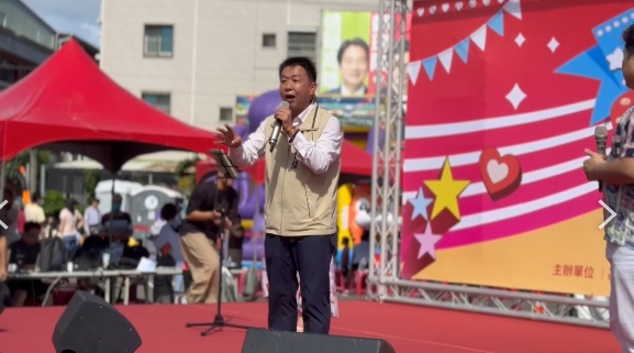 ▲圖說: 許智傑挺進林園 跨派政壇支持 鄉親擠爆。( 記者李堂安攝)
