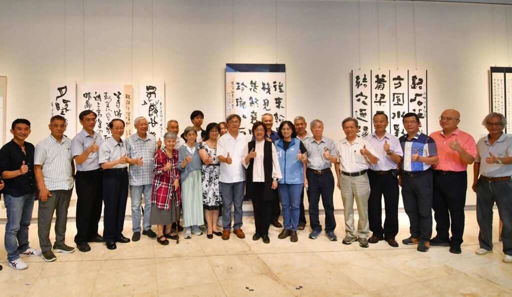 ▲彰化縣文化局自即日起至8月24日,在彰化縣立美術館一樓展出「大塊無盡—張倍源書法創作展」,今日下午舉行開幕式。(記者林明佑翻攝)