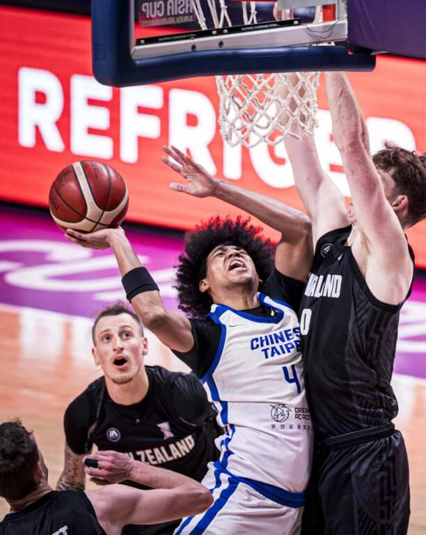 賀博的三分球5投4中，但殺入禁區卻很難在肉博戰佔便宜。(FIBA提供)