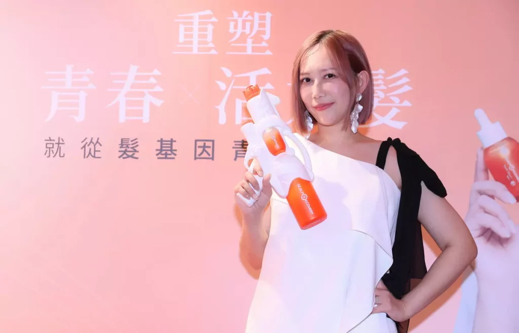 商女王瑪菲司示範豐盈髮感，一噴二滴創造流量話題！