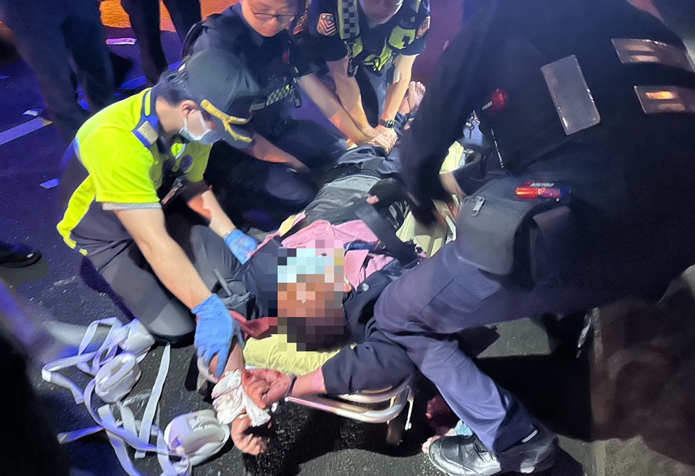 新竹男裝醉持刀襲警消 奪救護車國道狂飆 251 248250809a01