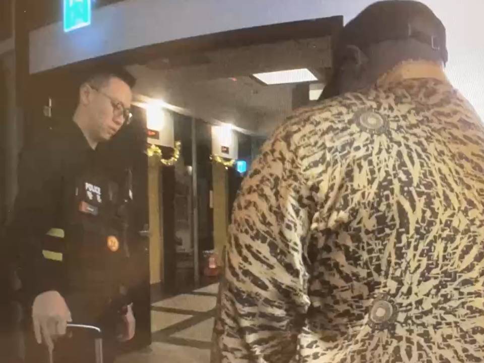 桃園燒烤店遭「黑紙洗美金」詐騙1700萬 警逮一嫌依法偵辦 2258117 0