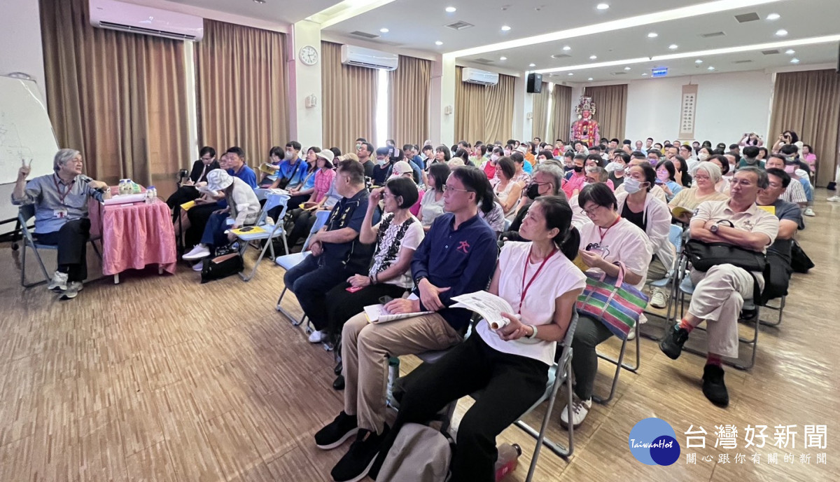 彰化南瑤宮修復工工作坊講座，邀請李乾朗教授實景解說，讓民眾近距離瞭解古蹟文化價值。圖／彰化市公所提供