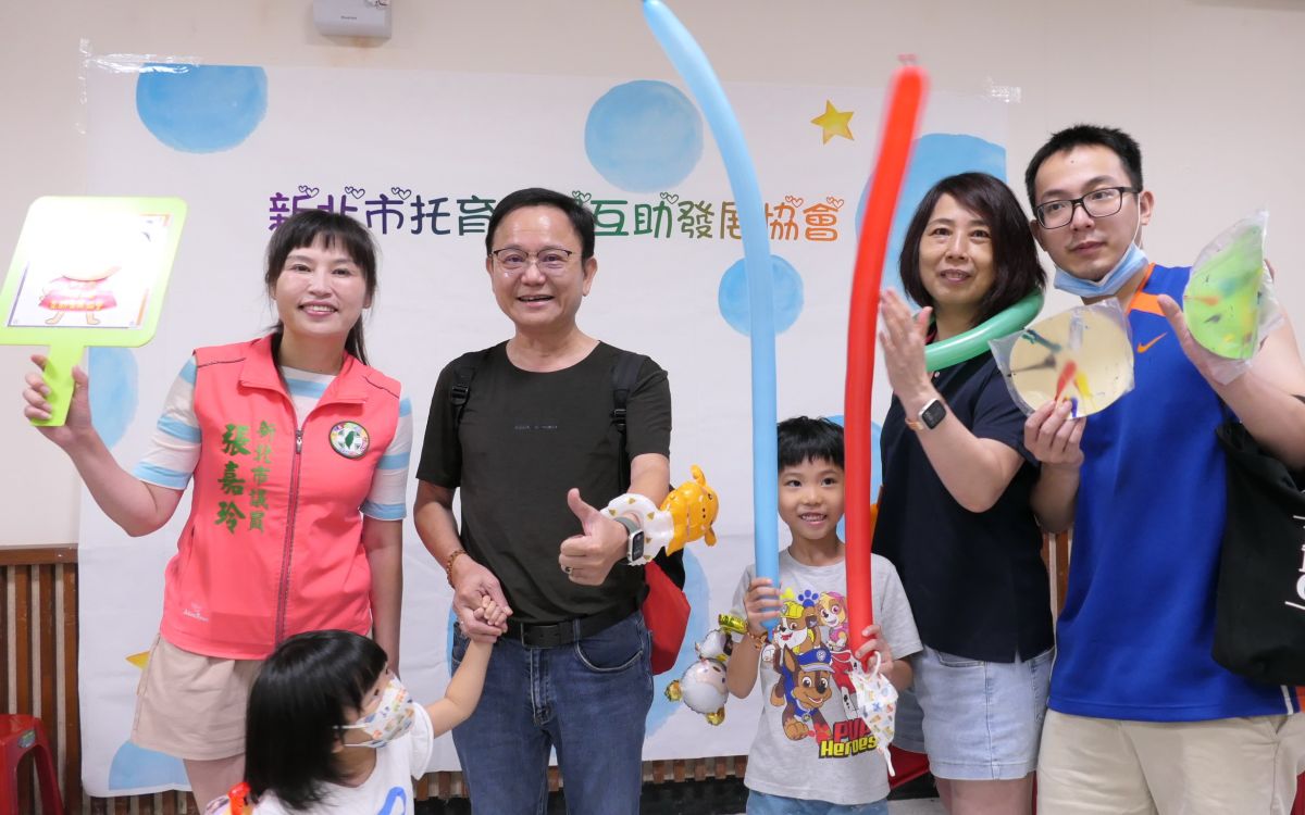 圖/新北市議員張嘉玲親自熱情招呼,並與每個家庭約定「明年再見!」(新北市議員張嘉玲提供)