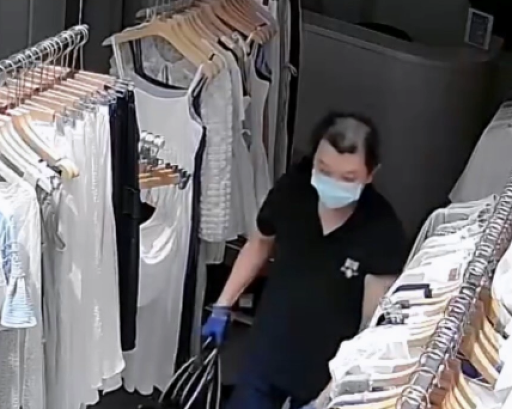 影/一中街商圈大盜!撬開門鎖進入店內偷走現金 店家怒po監視器曝光長相