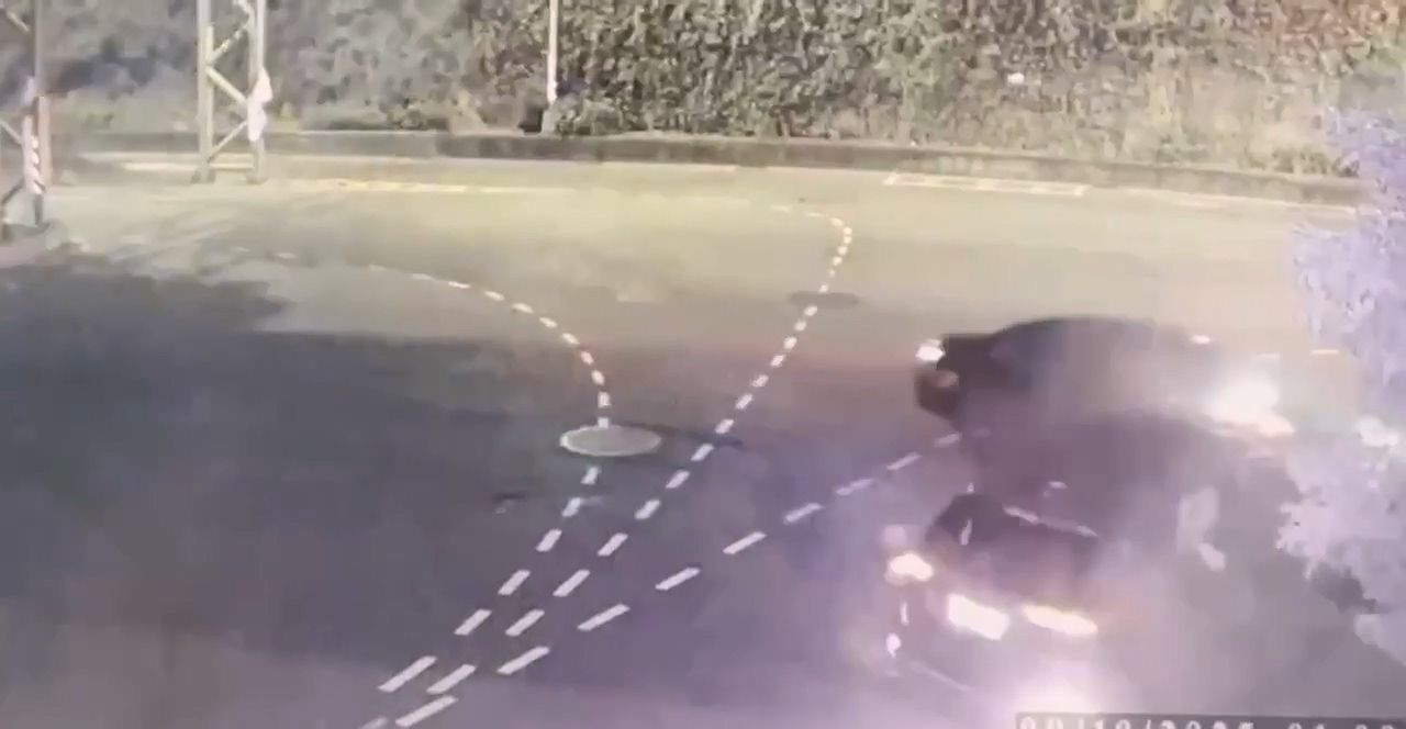 ▲計程車上女乘客被拋飛。(翻攝畫面)