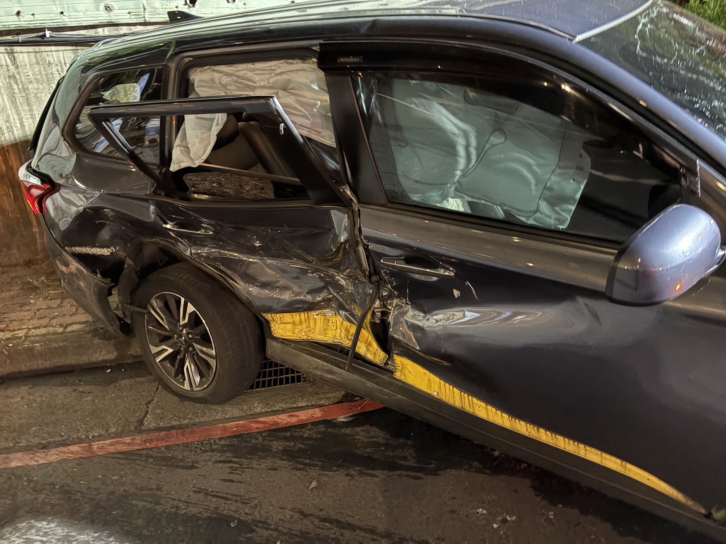 ▲計程車車身毀損。(翻攝畫面)
