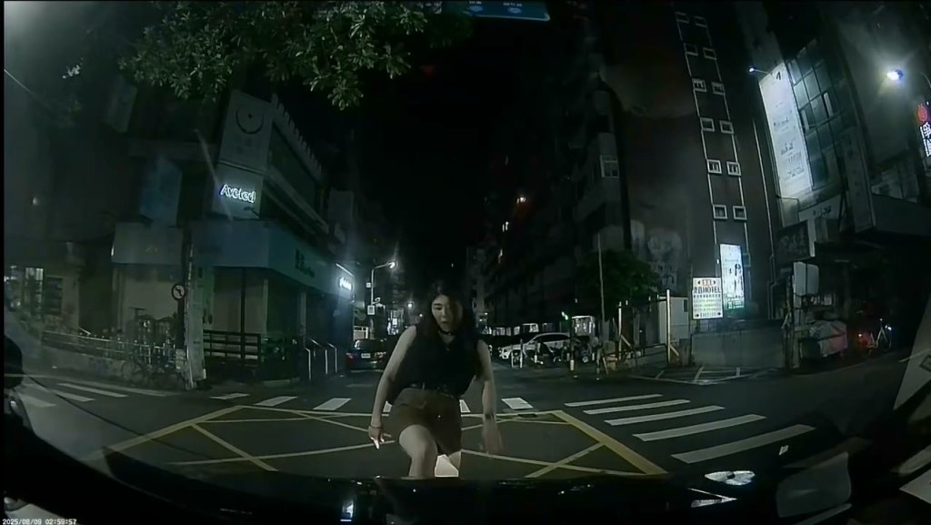 影/喝醉?女凌晨過馬路突攔車大罵 走上前出腳踹車頭嚇壞駕駛