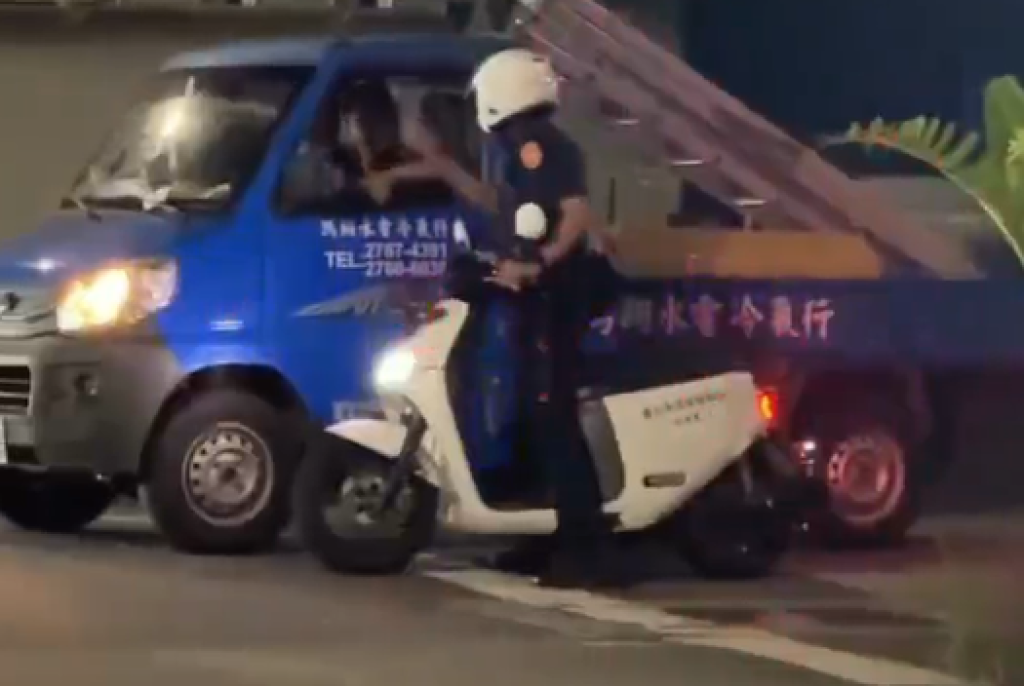 影／貨車駕駛疑違規遭攔！當場大吼說沒錢　嗆警：你開槍打我啦