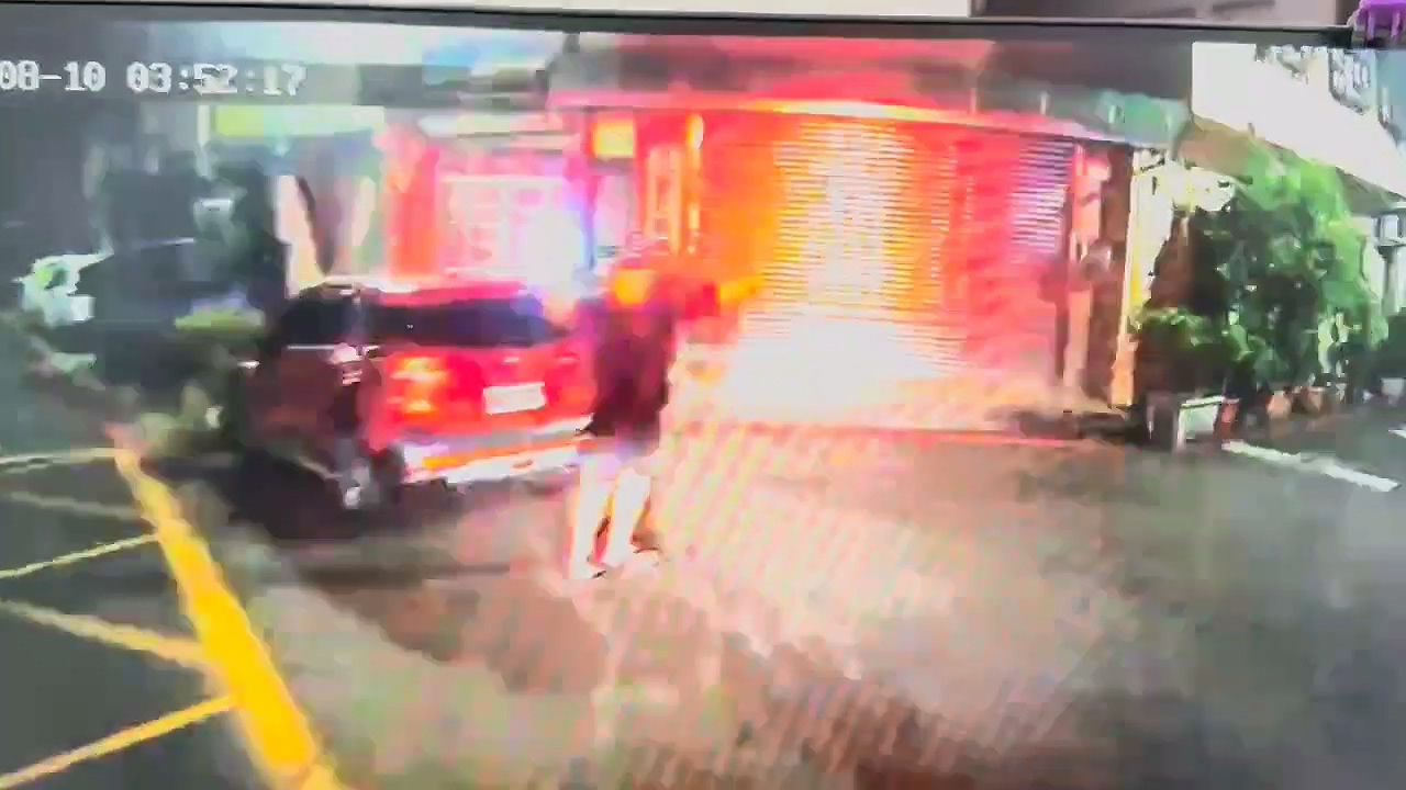 ▲民眾幫忙指引救護車方向。(翻攝畫面)