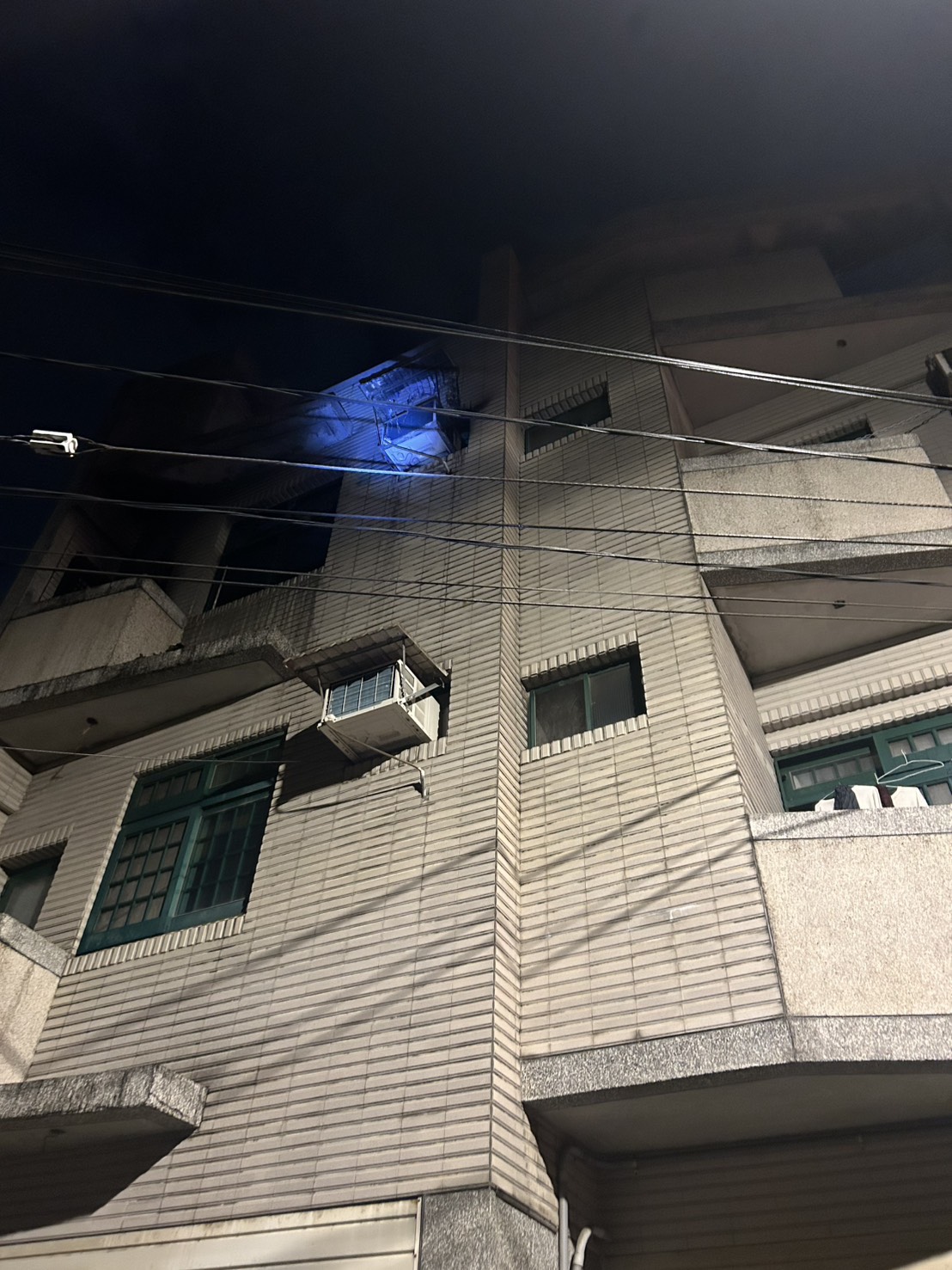 ▲現場救出一名女子受傷送醫。(翻攝畫面)