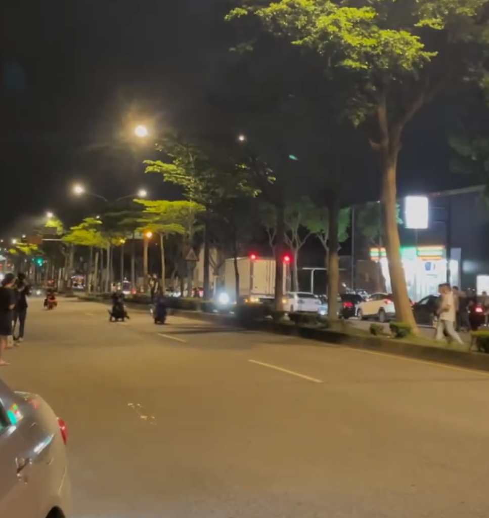 中壢夜間不平靜!飆仔封路競速燒胎 警圍捕逮1人開罰