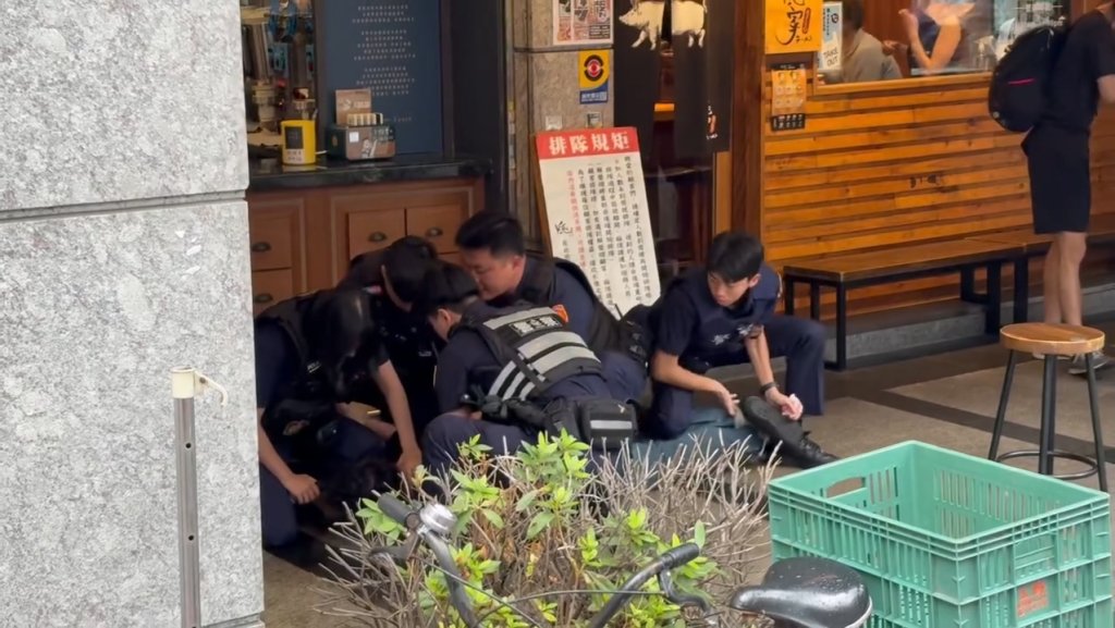 影/男嗆隱家拉麵店員!還跟客人吵架瘋狂罵警察 遭電擊壓制趴地