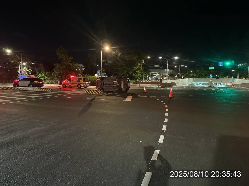 左轉自撞行人庇護島!-轎車側翻如立筊-3人輕傷送醫