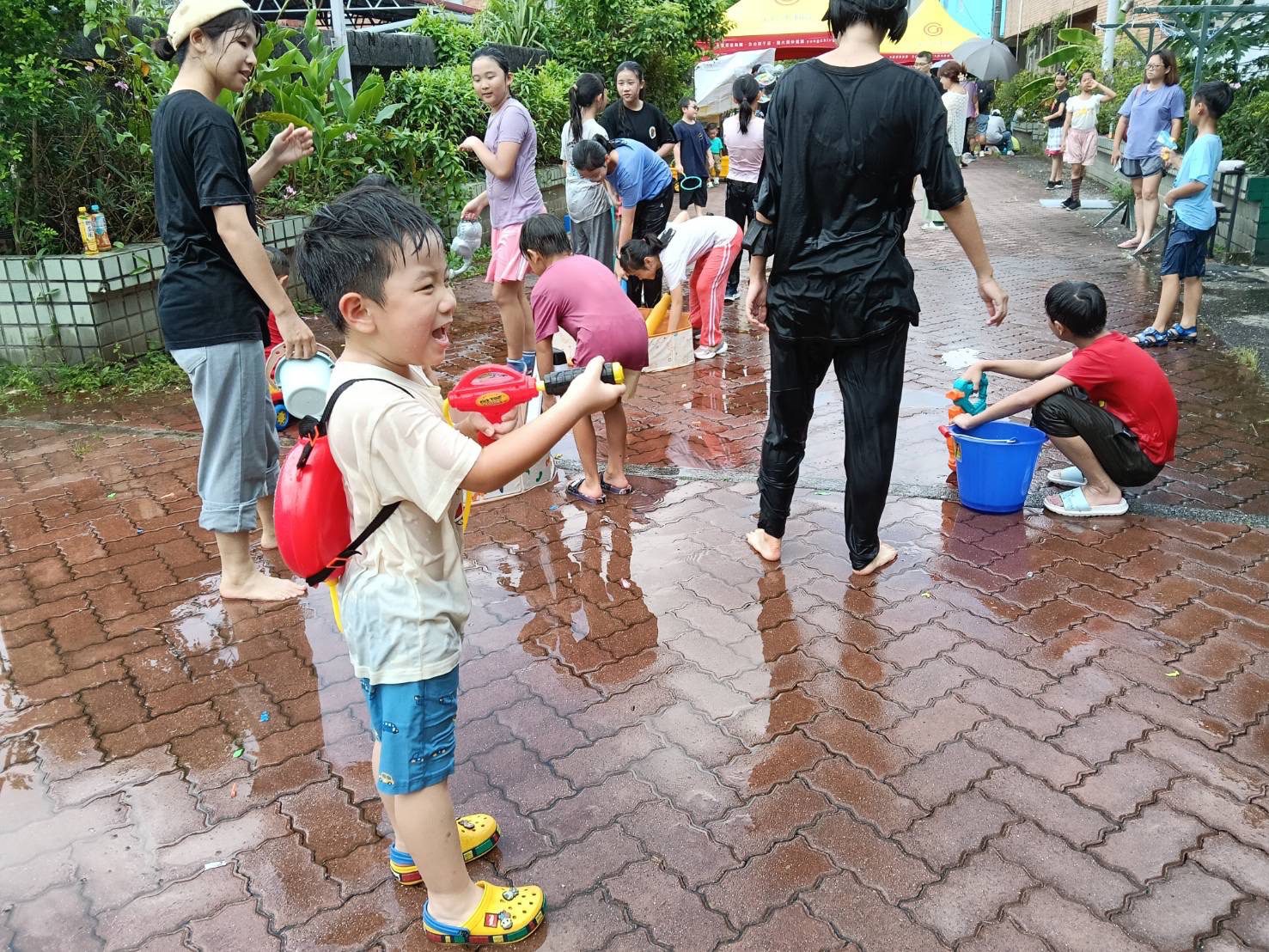 「鬼針草大作戰」基隆快閃　紅磚大道變身孩子們的夏日水戰樂園