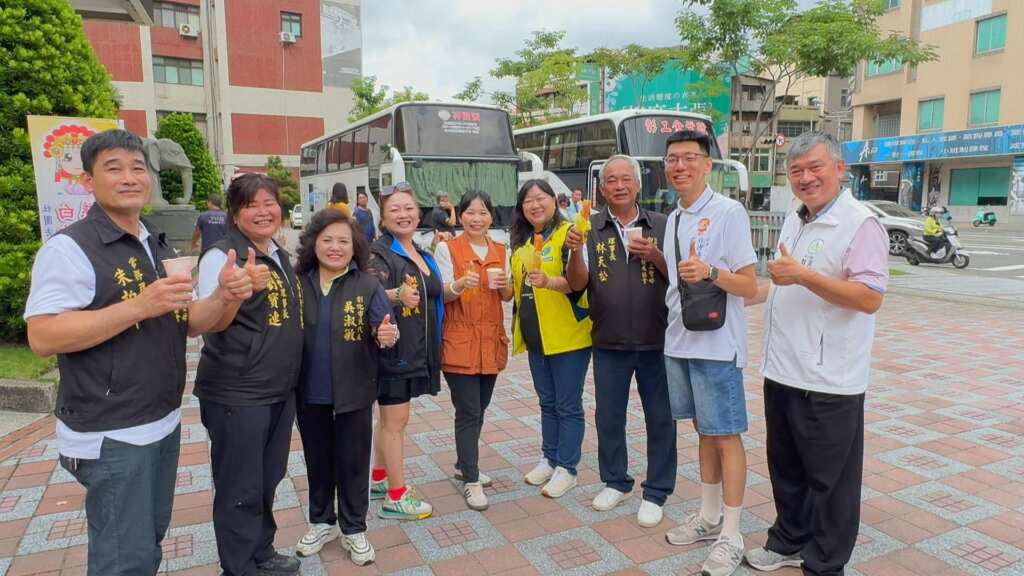 ▲白沙屯媽一年一度的「捐血送電扇」活動今日熱鬧登場,現場不只準備足足300台電扇送給鄉親,還與廣澤公益聯盟合作,號召15攤台灣夜市人氣美食免費供應。(記者林明佑攝)