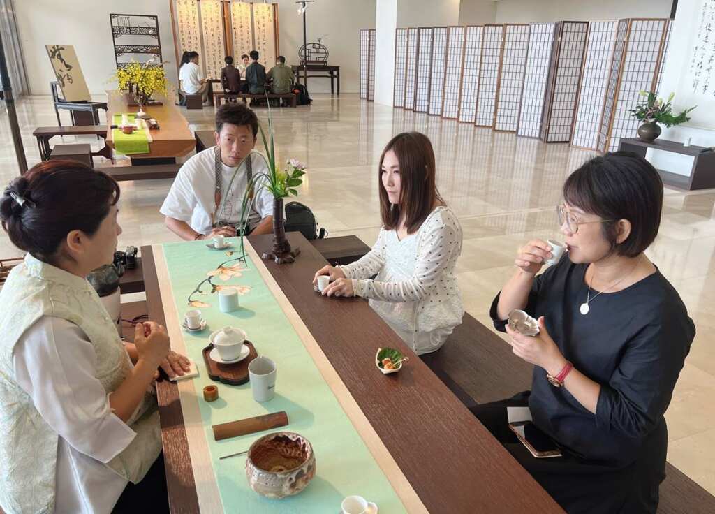 ▲2025年中台世界博物館迎來9週年館慶,今年以「茶」為主題推出年度館慶活動《覺茶美好世界》,將禪茶文化融入生活美學,從品茗、揉茶、書法到蔬食市集,打造五感沉浸式互動體驗。