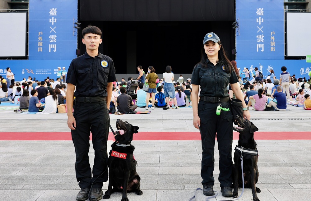 ▲圖說:雲門舞集《毛月亮》於8月9日在臺中市政府前廣場熱情演出,警犬隊偵爆犬實施場地維安 (圖/台中市政府 提供)
