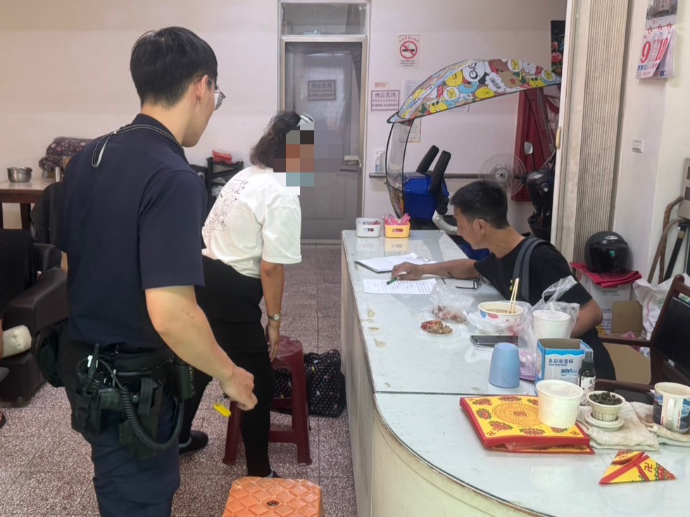 身障女攜家當徘徊街上 暖警主動關懷積極助安置 2 1754804160005