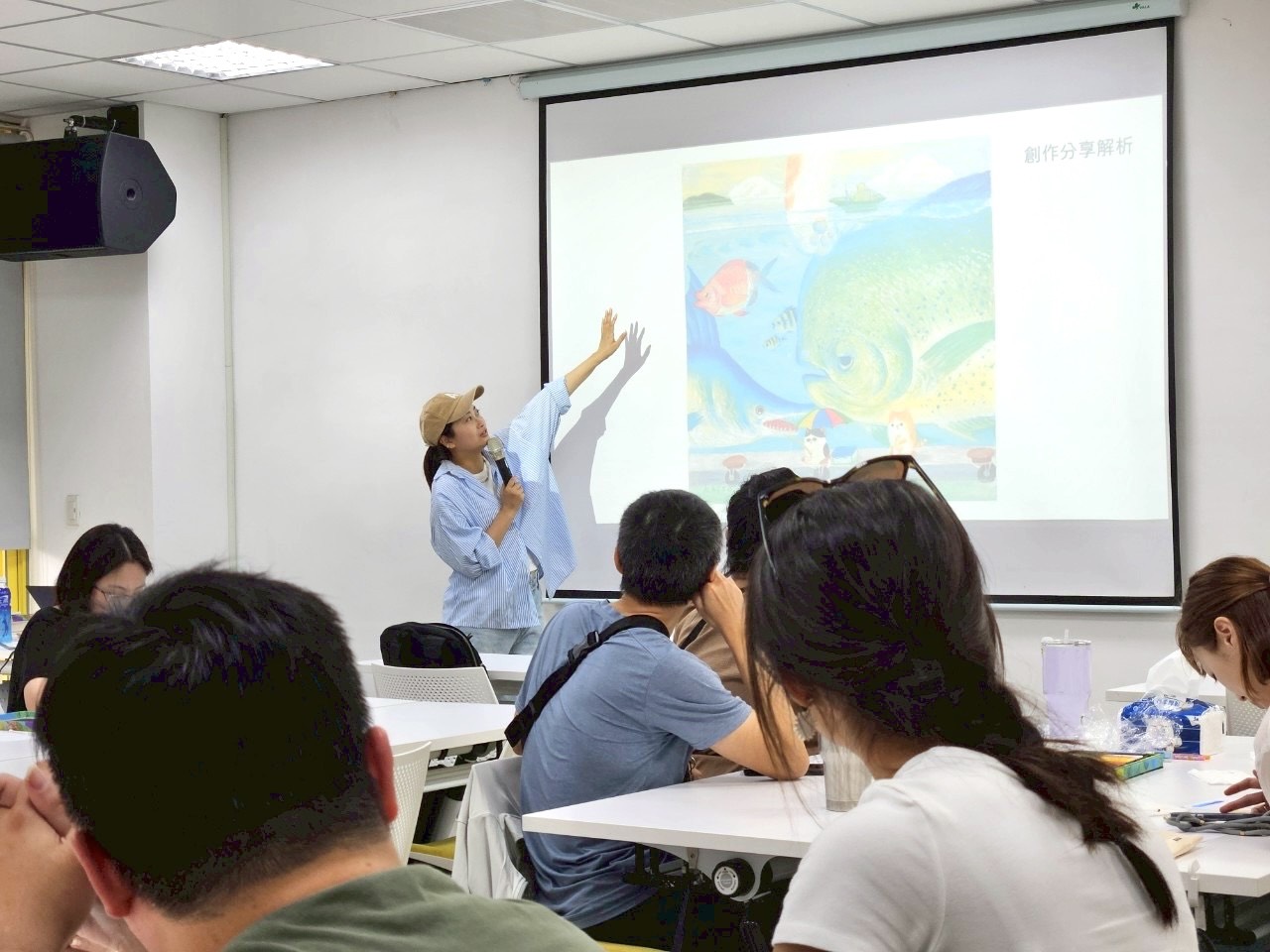 圖 講師生動講解繪畫作品解析-學員們專心聆聽 記者王偉翻攝