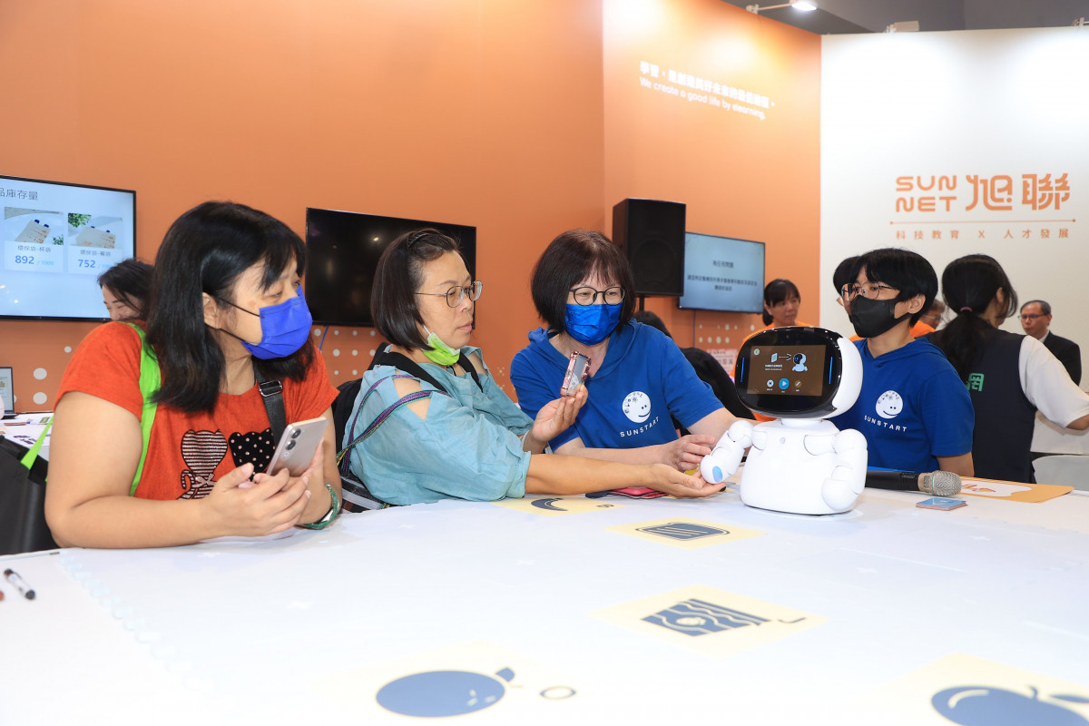 AboundCity結合凱比機器人與手機APP,以「日常互動結合健康管理」為核心設計理念,專為高齡族群量身打造。(圖/旭聯科技)