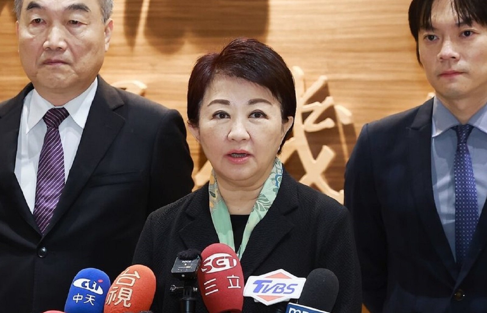 台中市長盧秀燕(中)於11日由澳洲返台,除了提到訪問成果,對於媒體詢問是否參選黨主席,也做出回應。中央社
