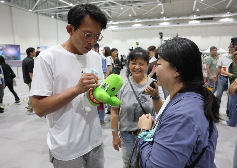 黃國昌(左1)在宣布維持「2年條款」後,接下來他決定要參選新北市長,開始全市走透透。圖為10日黨代表大會中黃替支持者簽名。中央社