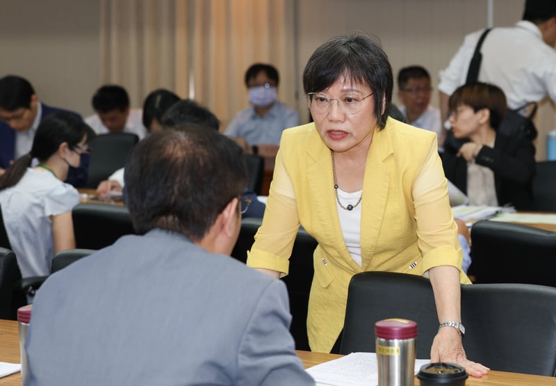 內政部長劉世芳(前右)11日列席立法院內政委員會,和與會委員們交換意見。 中央社
