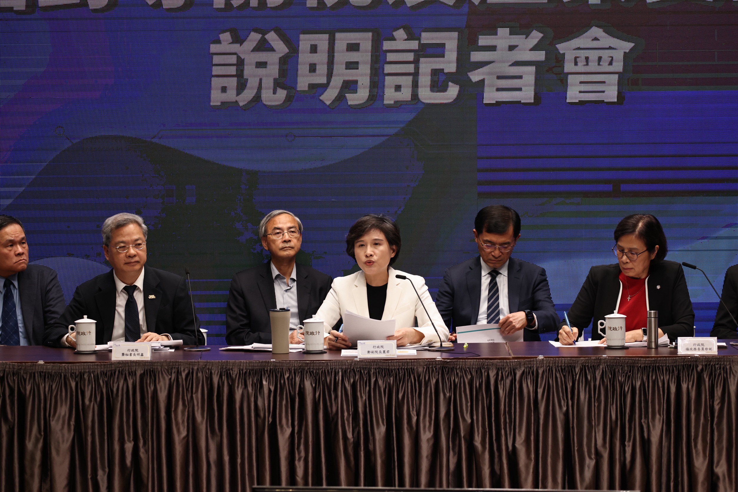 鄭麗君(前排中)與政務委員楊珍妮(前排左1)、行政院秘書長龔明鑫(前排右1)針對台美談判現況舉行說明會。林啟弘攝