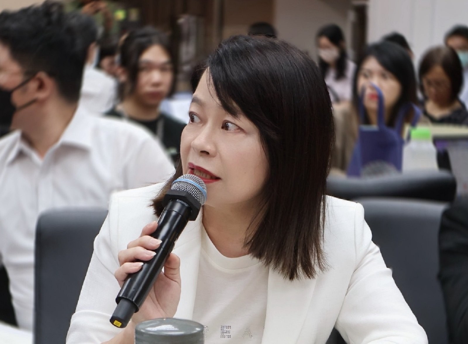 藍委許宇甄表示,看完行政院副院長鄭麗君關稅談判說明記者會,內容空洞,就像包裝精美的空盒子。翻攝許宇甄臉書