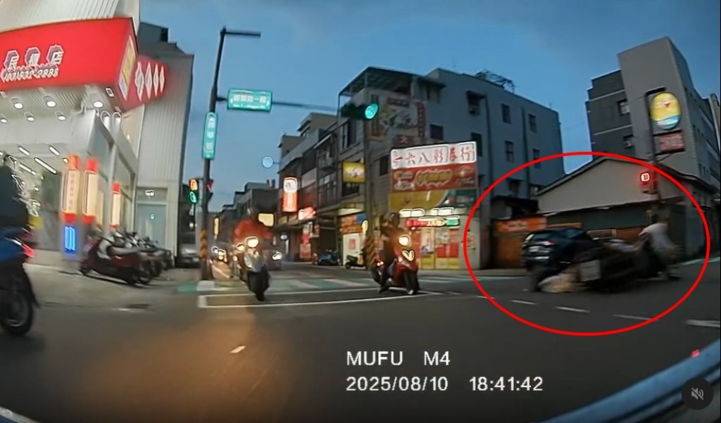 新竹路口驚險！疑切西瓜釀車禍-孩童摔落惹眾怒