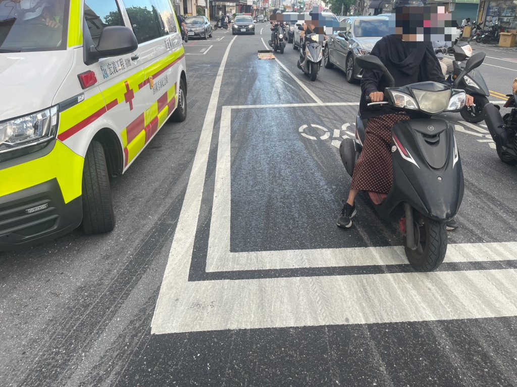 花蓮和平路這一摔 疑垃圾車油漬外漏害騎士滑倒送醫