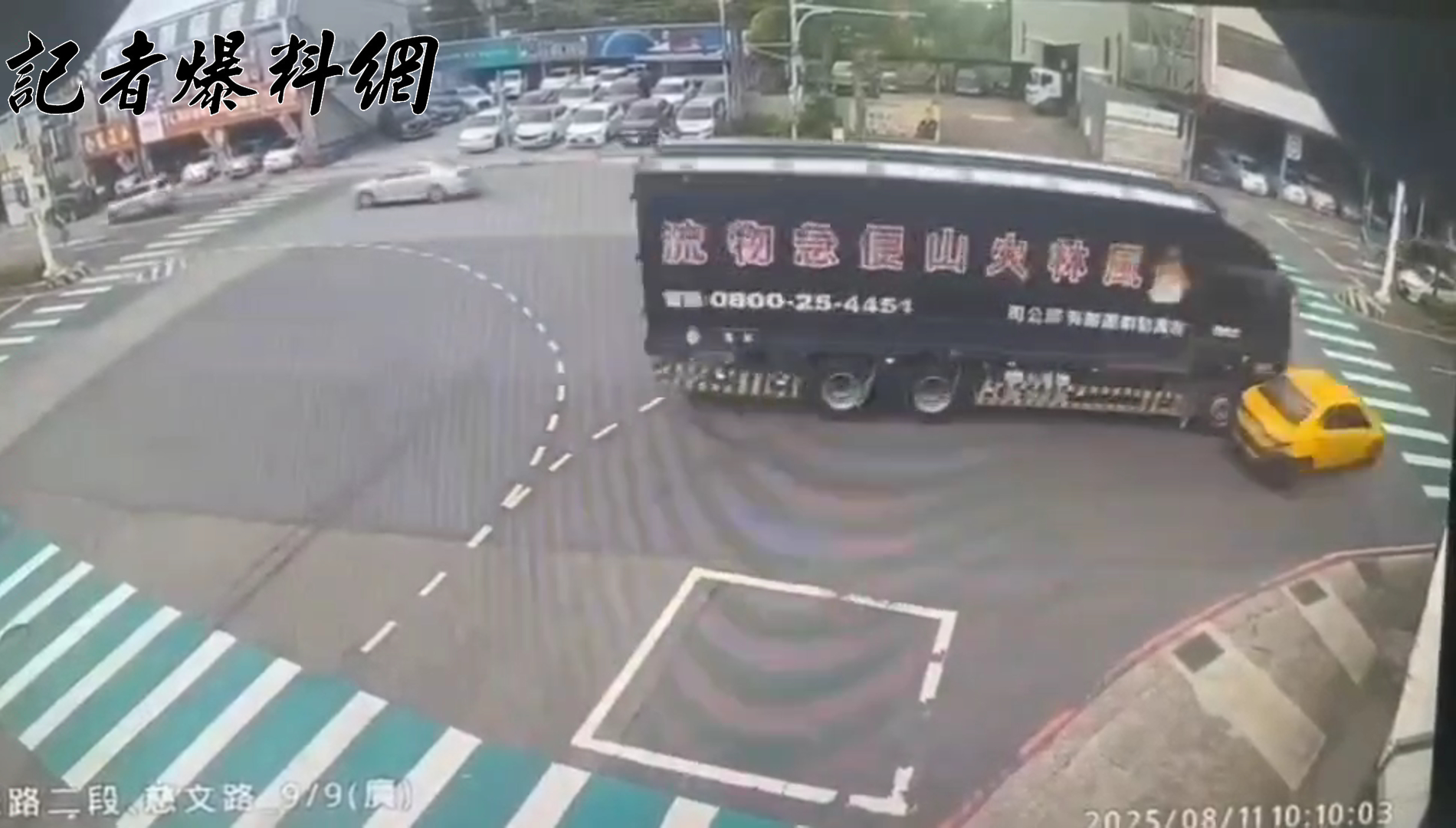 大貨車沿國際路二段行駛時，不明原因向右偏移，擦撞到外側車道的1輛計程車。