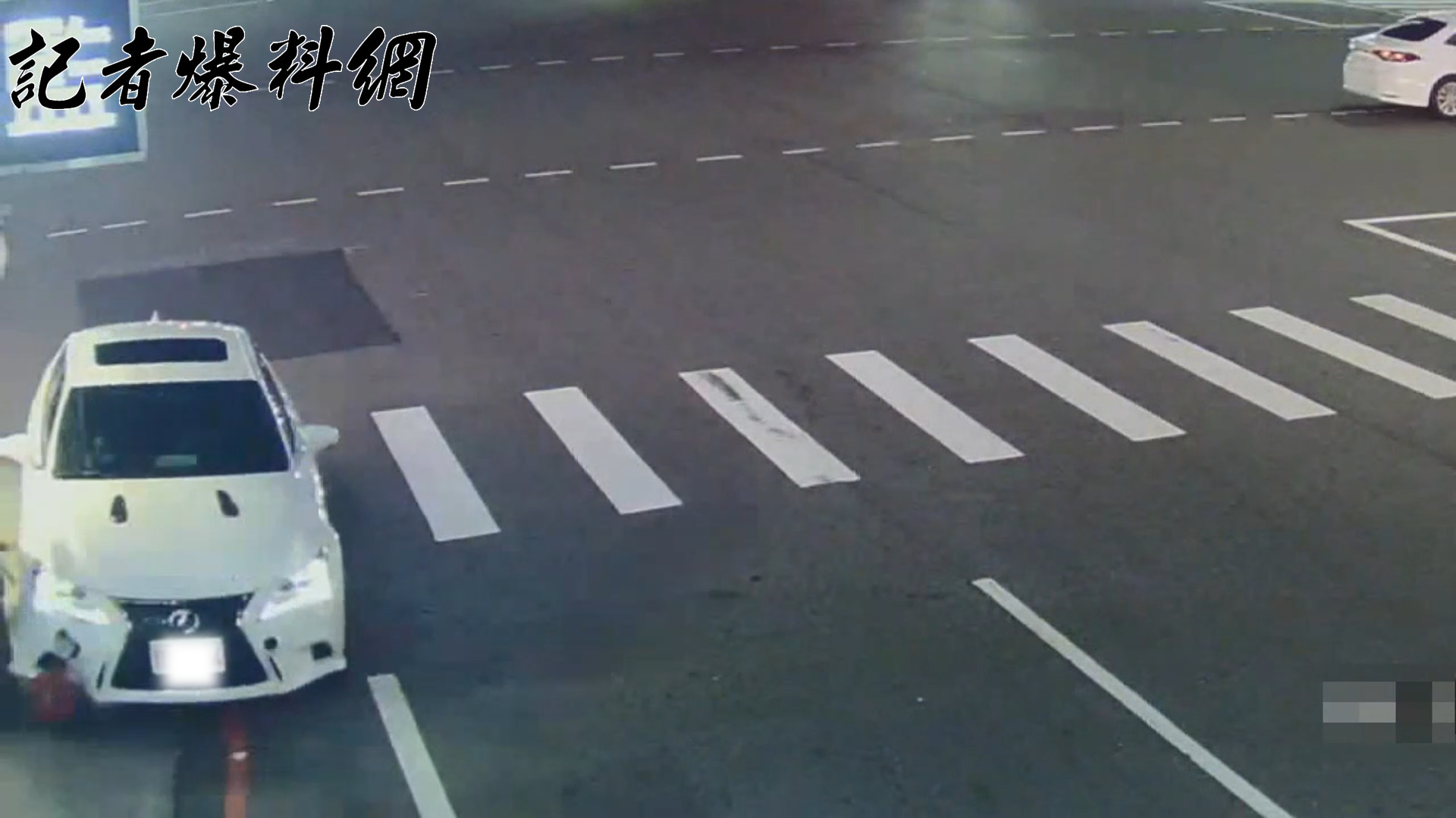 44歲林男當時駕駛多元計程車，沿著民族路往中正路方向直行，事發時身體突然感到不適，導致車輛失控向右偏移。他駕駛的LEXUS汽車幾乎沒有煞車地撞倒1個消防栓。（翻攝畫面）