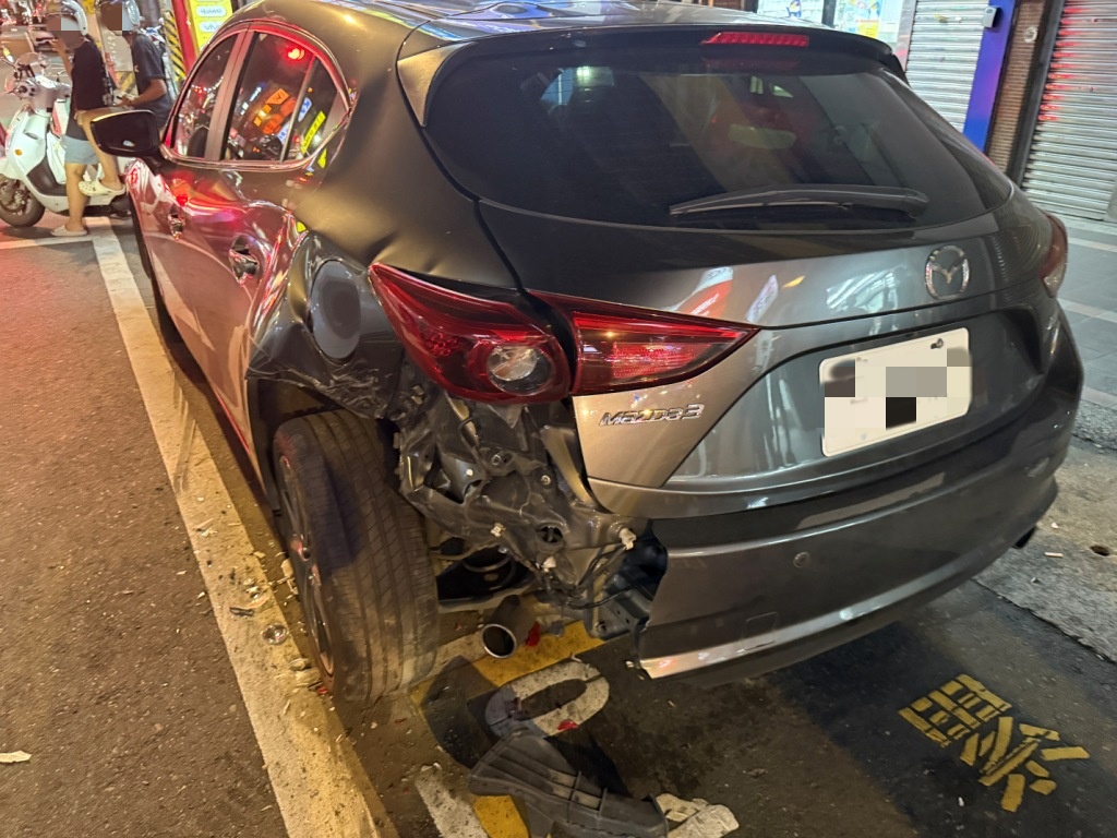 ▲2輛汽車車尾與計程車的車頭都有嚴重毀損，3車均無法行駛。（翻攝畫面）