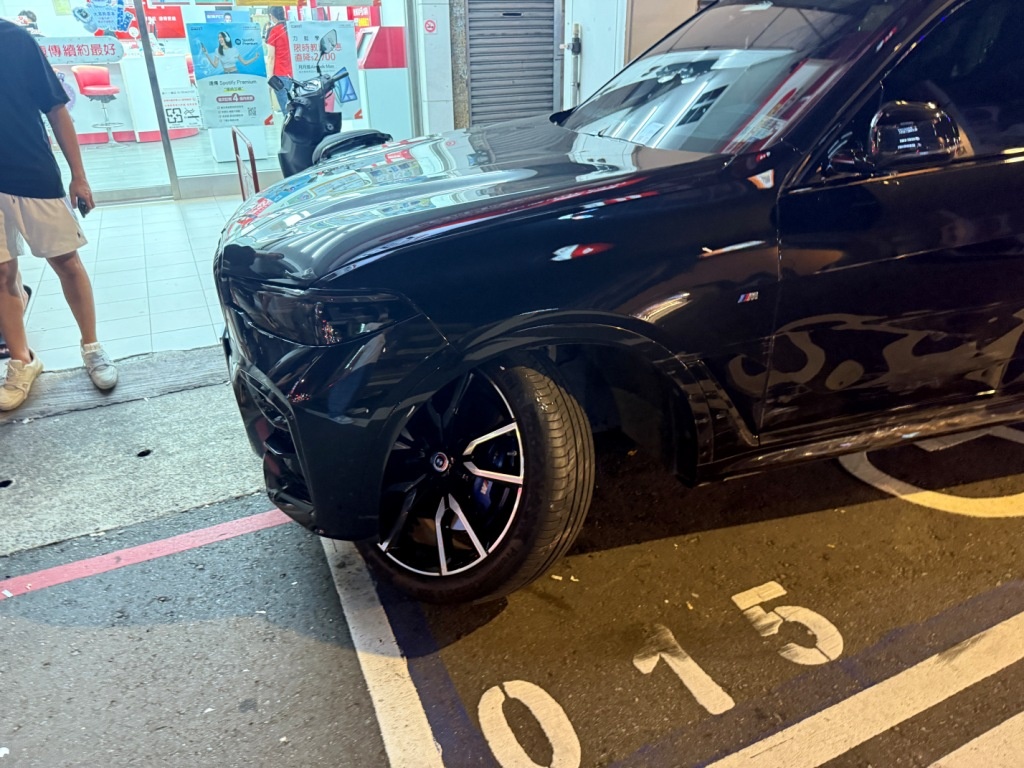 2輛汽車車尾與計程車的車頭都有嚴重毀損，3車均無法行駛。（翻攝畫面）