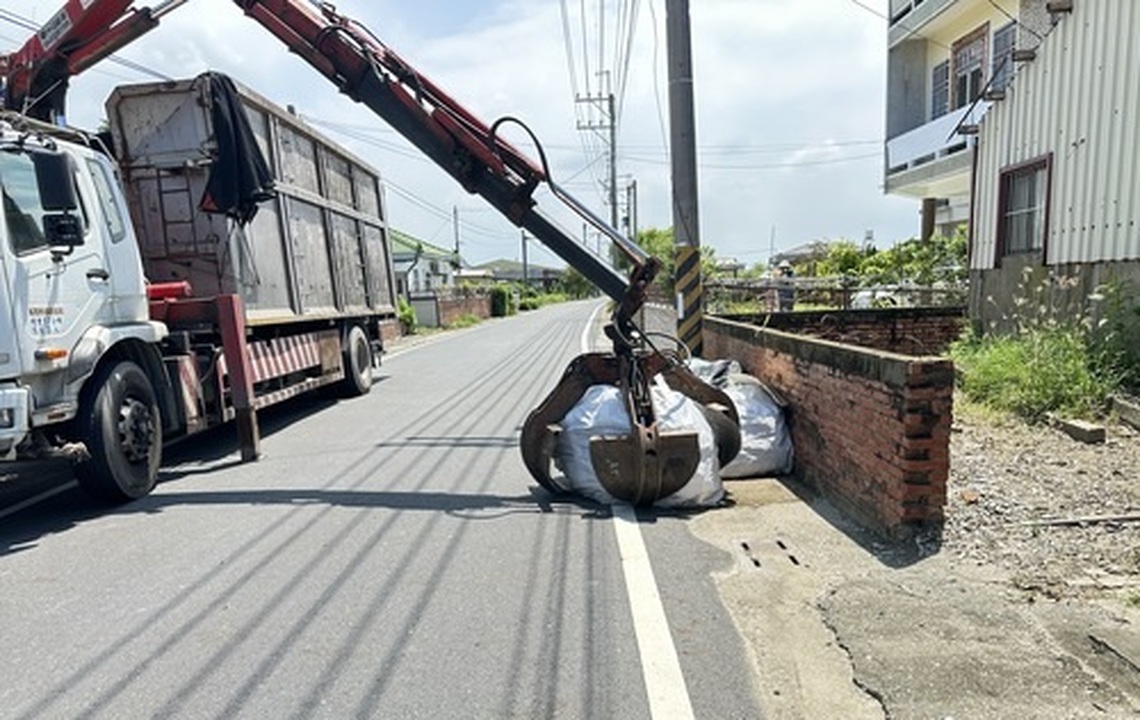 台南風災清逾1270噸石綿瓦